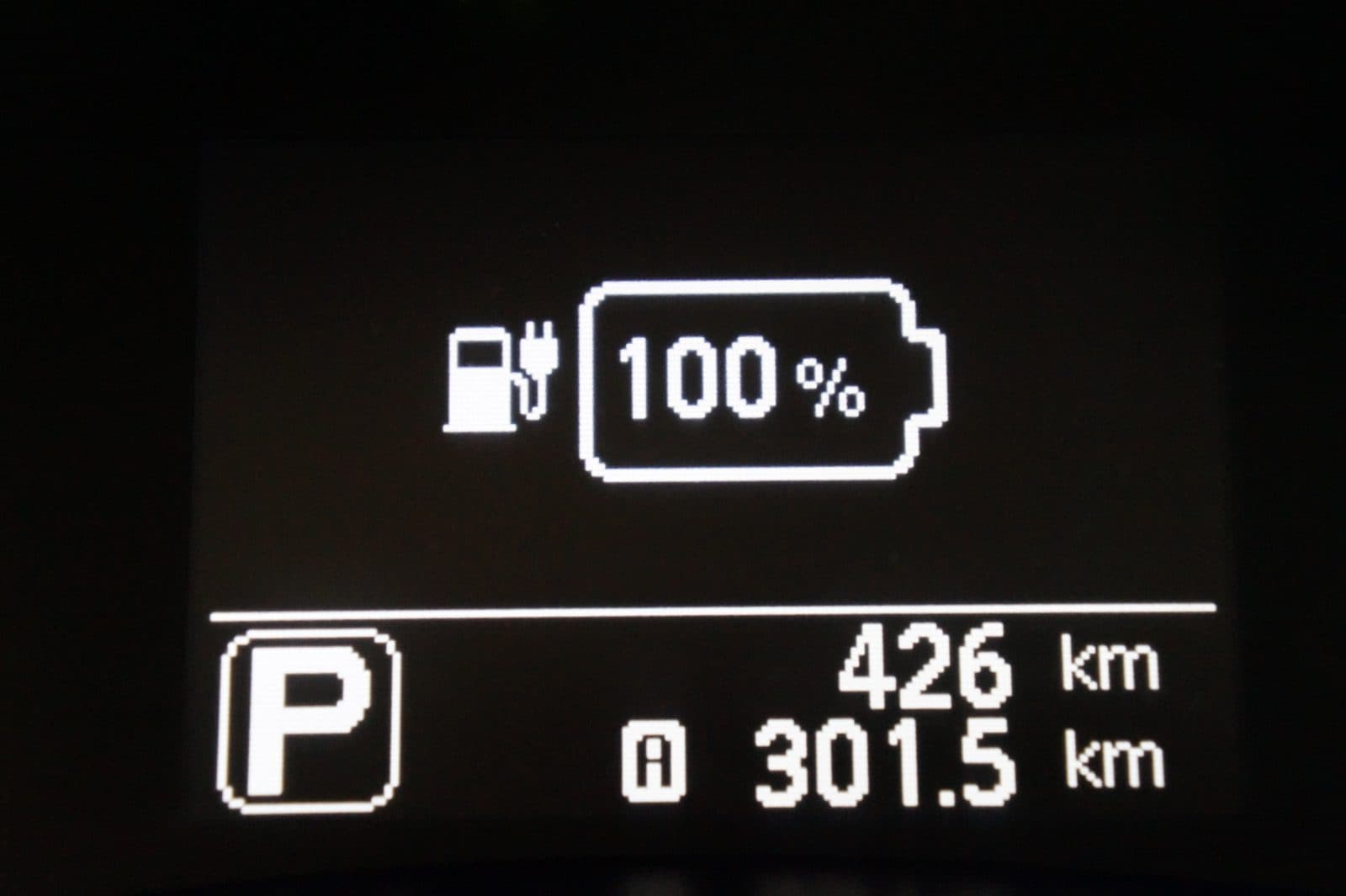 Tableau de bord d'une voiture électrique affichant l'indicateur de charge de la batterie au maximum