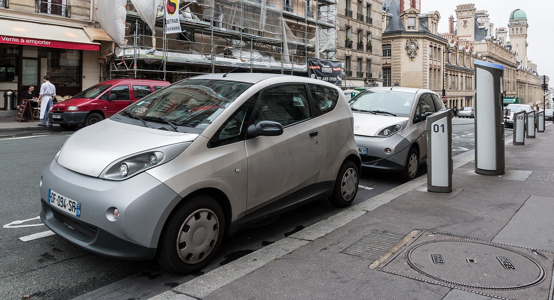 Un punto de recarga para coches eléctricos en una calle de París