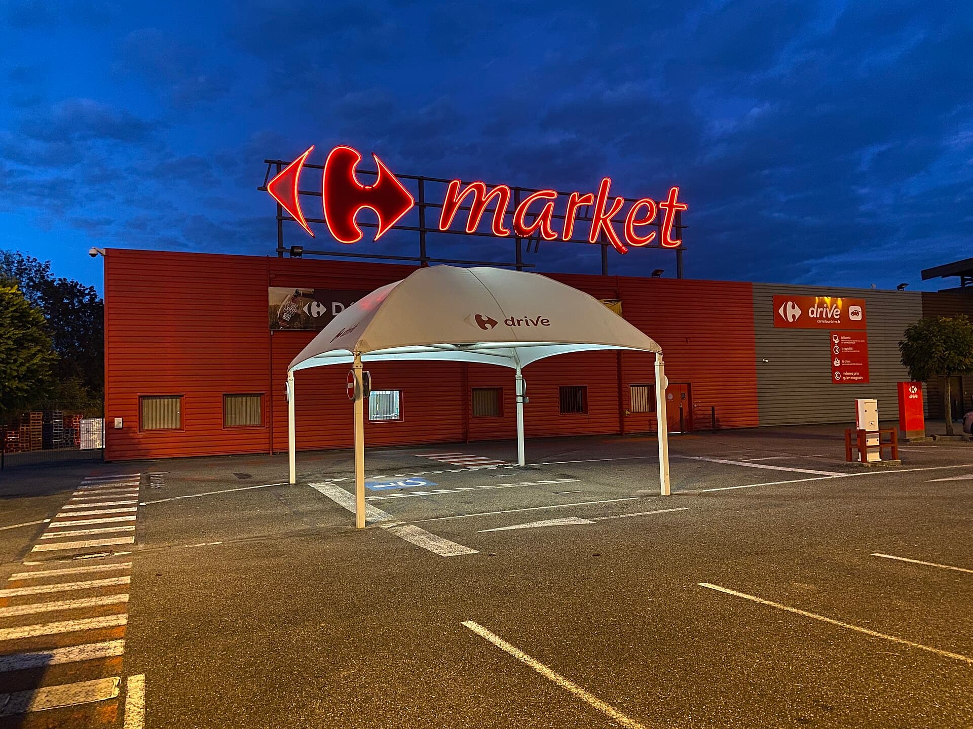 Die Fassade eines Carrefour-Geschäfts in Frankreich