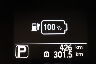 Tableau de bord d'une voiture électrique affichant l'indicateur de charge de la batterie au maximum