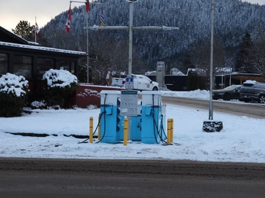 Borne de recharge rapide pour voiture électrique sous la neige
