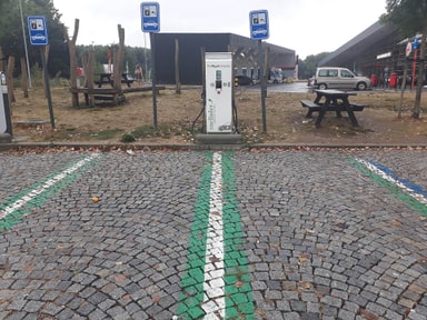 Borne de recharge rapide sur une aire de l'autoroute E40 près de Drongen, en Belgique