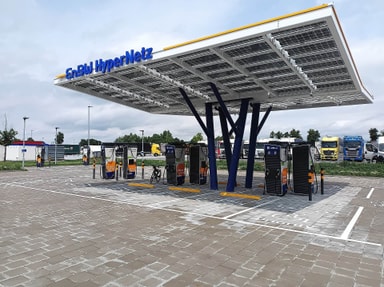 Station de recharge rapide EnBW HyperNetz couverte de panneaux solaires à Hengersberg, en Bavière
