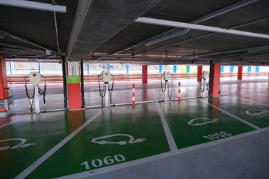 Places de recharge pour voitures électriques dans le parking relais de l'Étoile à Carouge, près de Genève