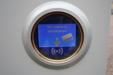 Écran d'une borne de recharge EnBW à Karlsruhe invitant à s'identifier avec une carte de recharge