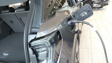 Câble de recharge branché sur la prise d'une voiture électrique