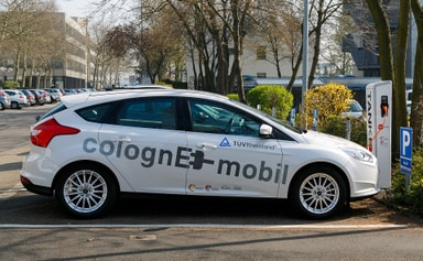 Point de recharge public pour voiture électrique sur un parking
