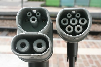 Deux types de connecteurs de recharge pour voiture électrique côte à côte