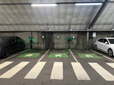 Parking souterrain équipé de plusieurs bornes de recharge pour voitures électriques