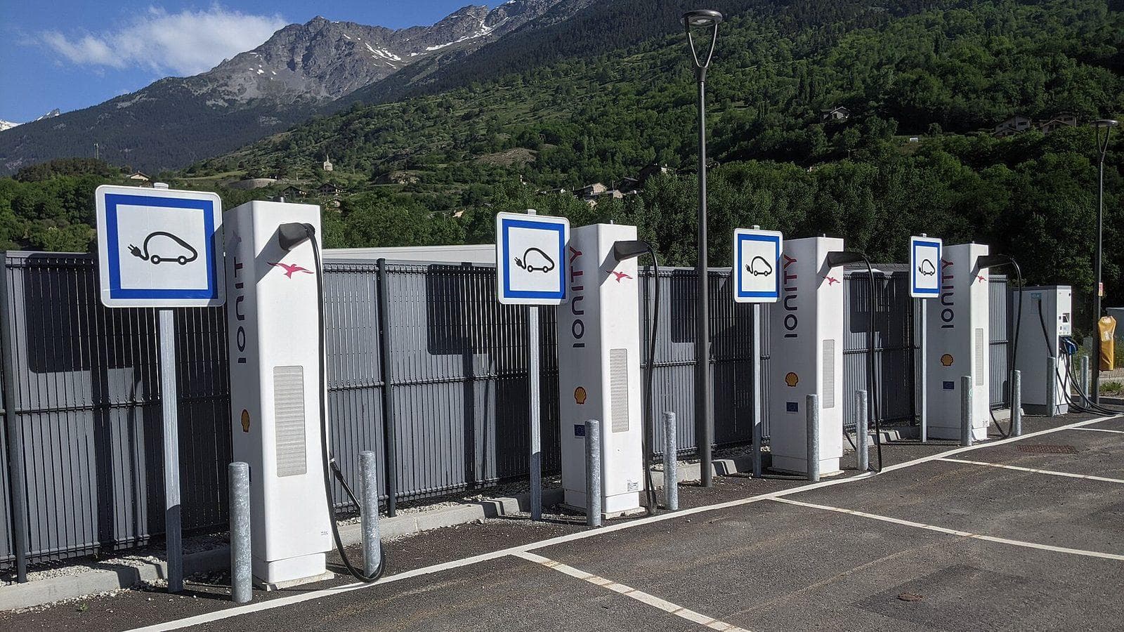 Quatre bornes de recharge rapide Ionity face aux montagnes à l'autoport du Fréjus, en Savoie