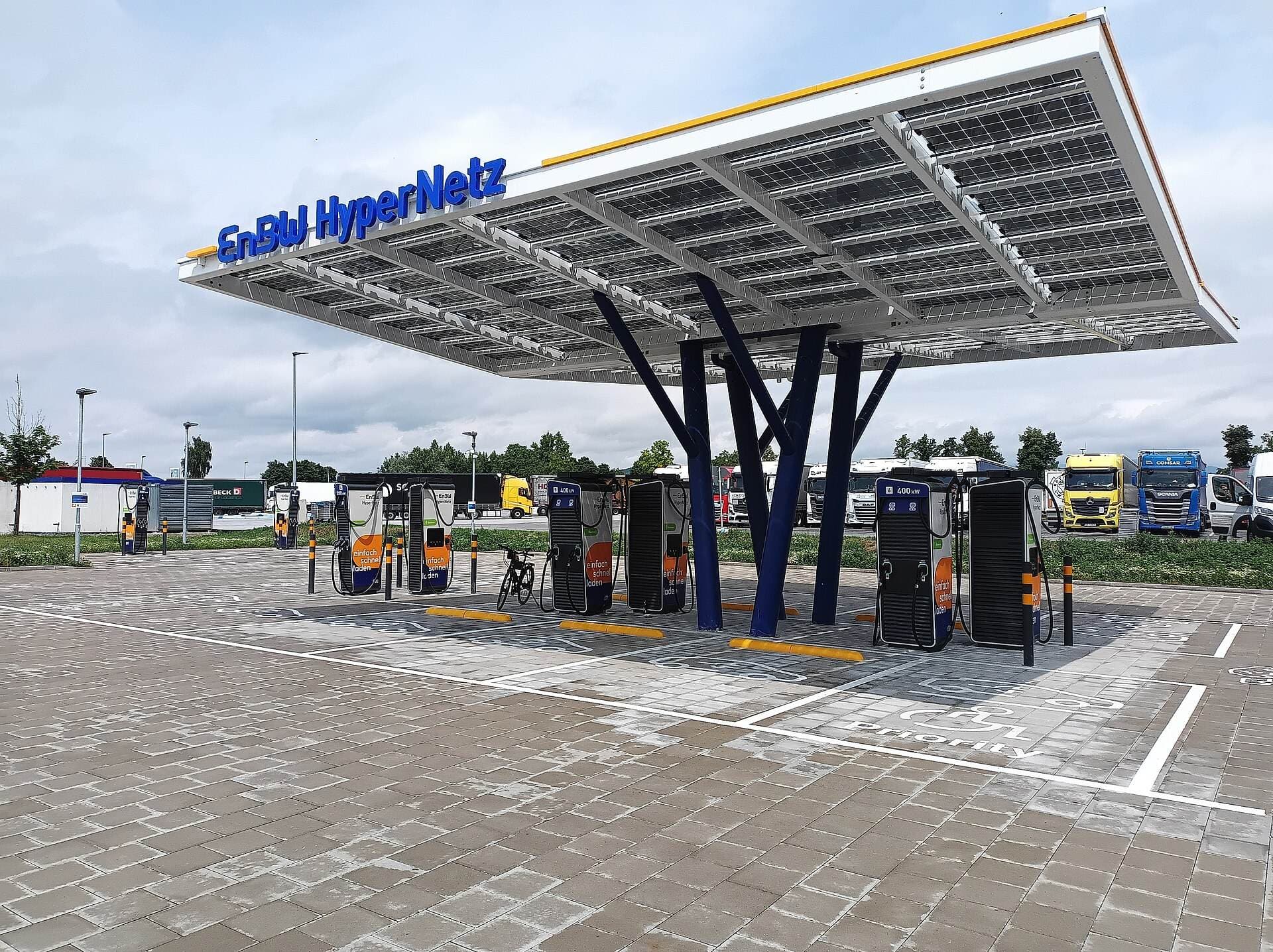 Station de recharge rapide EnBW HyperNetz couverte de panneaux solaires à Hengersberg, en Bavière