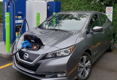 Une Nissan Leaf en charge, un modèle compatible avec la technologie V2G