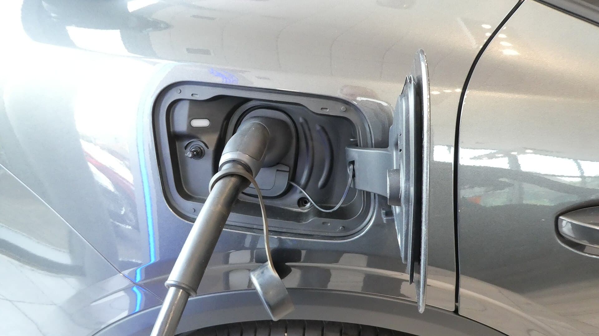 Gros plan sur un câble de recharge de type 2 pour voiture électrique